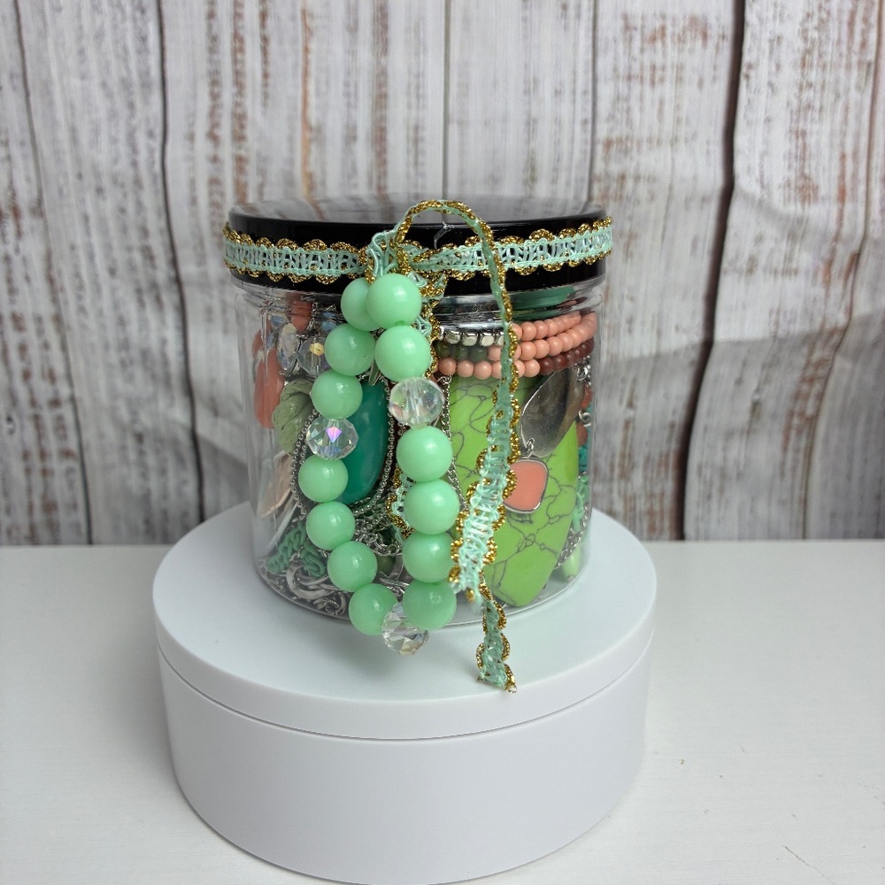 Mystery Treasure 12 oz Jar ~  Lot0276